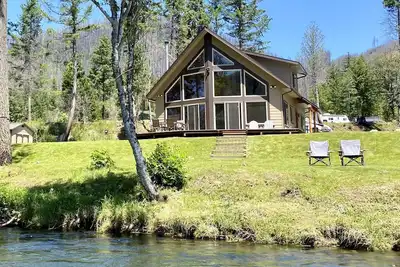 Image de Custom Built Home - Riverfront Home on the McKenzie River