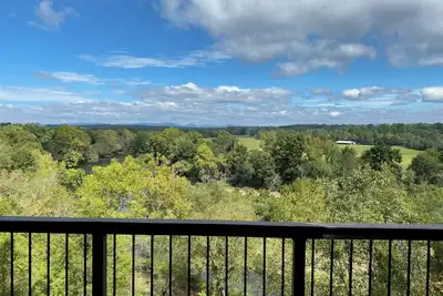 Image de Rivers Bend offers beautiful views of the Ouachita Mountains and the Caddo River