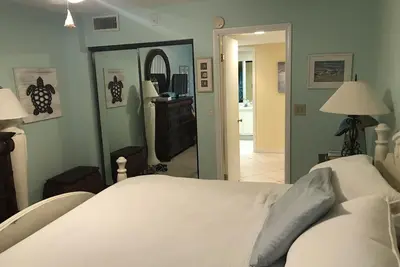 Image de Located steps from the ocean on beautiful Hutchinson Island