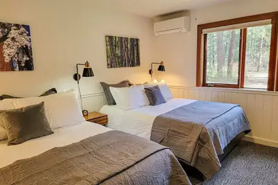Image de Fir - double queen bedroom at The Inn At Mazama