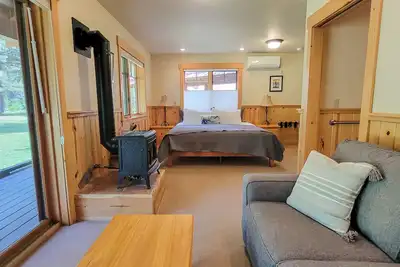 Image de Pine Room 15 - garden room at The Inn At Mazama