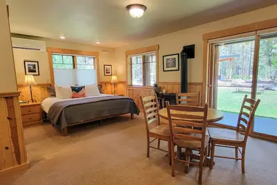 Image de Pine Plus - king bedroom at The Inn At Mazama