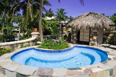 Image de Quiet room in lush tropical garden, right on sandy beach, central location