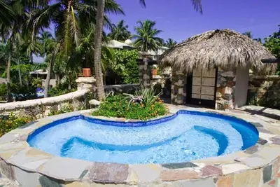 Image de Top-floor 3-bedroom condo with sea views, on a sandy beach, near all