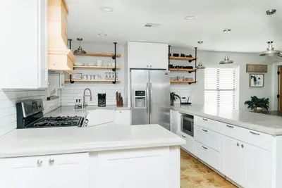 Image de Cottage By The Lake; 40 acre farm with beautiful view of our 15 acre lake.