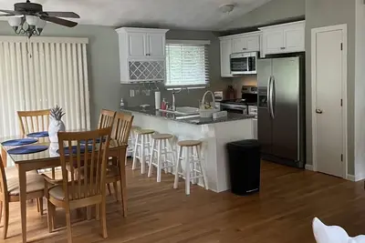 Image de Pettaquamscutt Lake - 4 Bedroom, 2 Full Bath, Central Air
