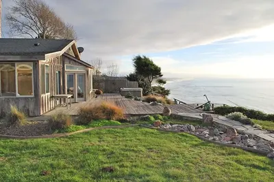 Enter the \"Garage House\" and step into sublime ocean front living.
