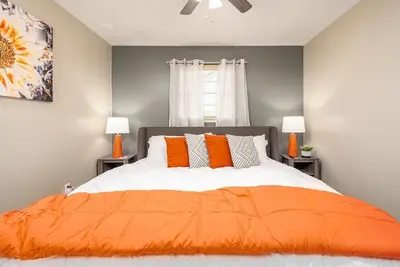 Image de By Hospitals 🏥  & Downtown 🌆 | 3TVs| King 🛏