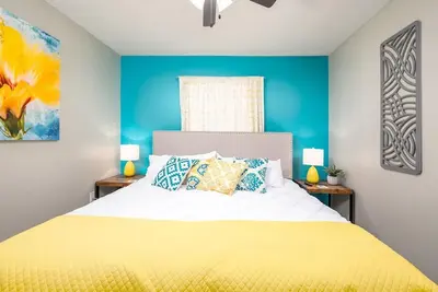 Image de Crew Ready• 3 TVs• Kitchen• Parking• W/D• King Bed