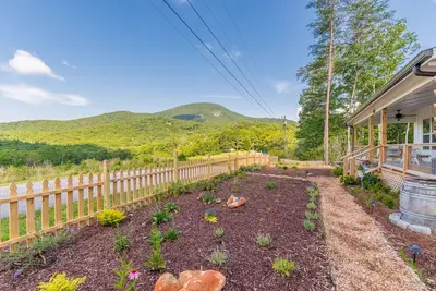 Image de Walk to Serenity Cellars Winery and beautiful Yonah Mountain view!