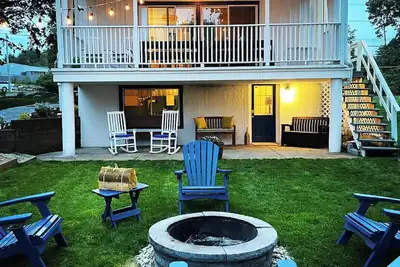 Image de Private beach; firepit, outdoor shower, Ac, two kitchens, laundry, covered patio