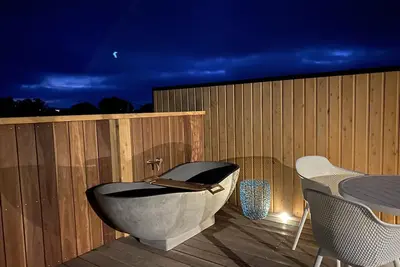 Image de Beautiful new village apartment with roof deck- stone bath, 360  views & more
