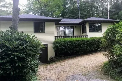 Image de Mountain lake retreat close to skiing, hiking, fishing, and golf