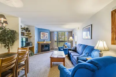 Image de Pinnacle F10 lovely 2 bed, 2 bath with shuttle to the slopes everyday of the week. The outdoor pool, hot tub, and, tennis courts are open during summer only.