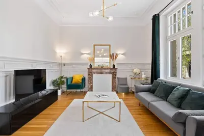 Image de Sleek and Sophisticated in Prime Location