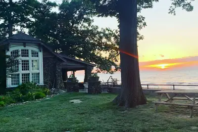 Image de Historic cobblestone home both upstairs Apts on Lake Erie beach, WiFi sleeps 10