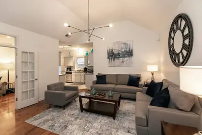 Image de Only rental home with standby generator! Immaculate home quick drive to Downtown.