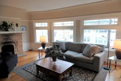 Image de Tastefully remodeled ocean-view flat