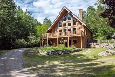 Image de Abundant Light with Hot Tub, King Bed, and Wood stove-18 Minutes to Sunday River
