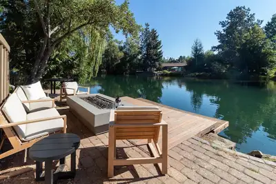 Image de Riverfront Luxe- Private Waterfront Retreat, 4 Fireplaces, Salt Hot Tub, Dock