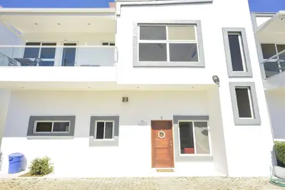 Image de 5 minutes to the beach family two-story townhouse! 3 bedrooms & an indoor pool!