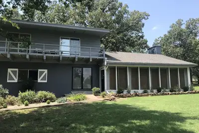 Image de Private home with beautiful lake views.