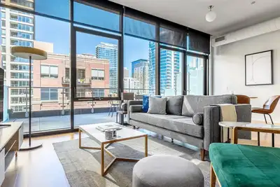 Image de Generous River North 3br w/ Gym, Rooftop, walk to L & Park, by Blueground (Id #Chi324)