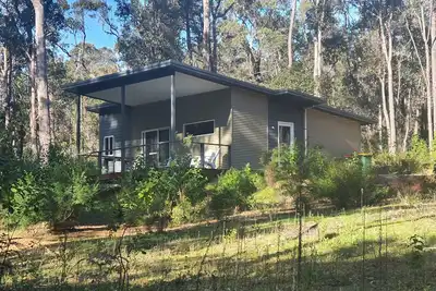 Image de A beautiful chalet in a secluded bush environment, only a short walk to town.