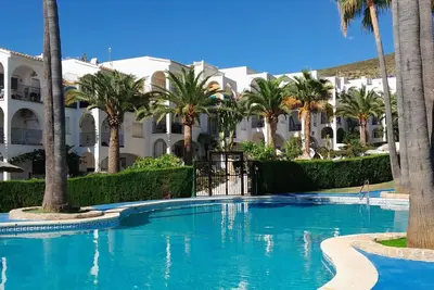 Appartement 4 personnes, vue mer, piscine, parking privé, climatisation, Wifi.