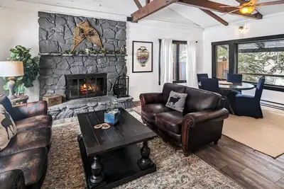 Image de Remodeled River Front Log Home w/ Hot Tub & Sauna!