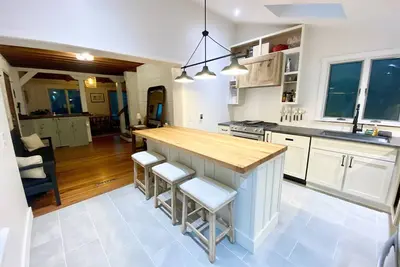 Image de Quiet farmhouse with pond, trails, hot tub, close to skiing and breweries