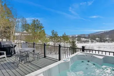 Image de Spacious Chalet, exceptional view, walk to Village, Hot tub, A/C, fire pit