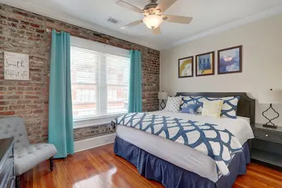 The Center of Savannah! Parking Pass Provided, Premium Access to Downtown