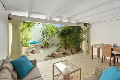 Image de Poolside Apartment with Private Patio at Beach Walk 2 by Bocobay