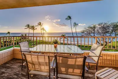 Image de Beachfront Condo W/ Unbeatable Ocean Views! Floor To Ceiling Windows & Lanai!