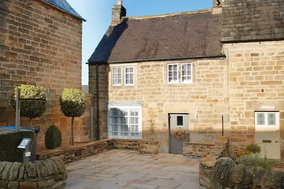 Image de Devonshire Cottage is a luxurious sandstone cottage on the Chatsworth Estate