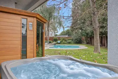 Image de Home oasis with sauna, jacuzzi, pool & heated gazebo!