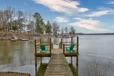 Image de Quick Retreat- Lakefront lot, for family getaway, water activities or fishing!