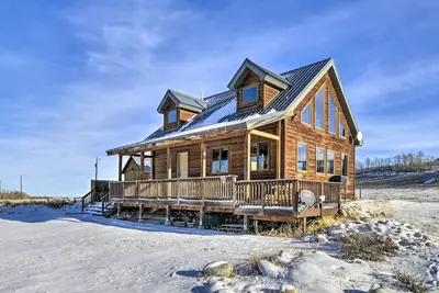 Image de 'Off The Beaten Path' Cabin w/ Mtn Views & Hot Tub