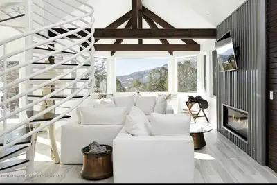 Image de Modern Seven Castles Basalt Home