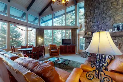 Image de Bright & well-equipped ski-cation getaway with private, indoor hot tub