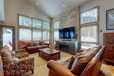 Image de Townhome w/ Gorgeous View, Gas Fireplace & Fast WiFi - Steps to Ski Shuttle