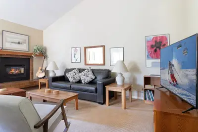 Image de Great Location. Walk to Main Street. Fireplace.