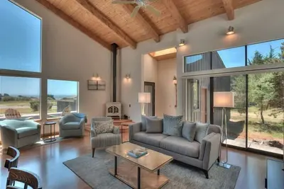 Image de Sophisticated Beach House near Walk On Beach