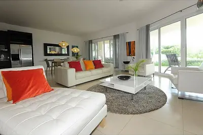 Image de Oceanviews 2bd condo in secured luxury residence, right on the beach
