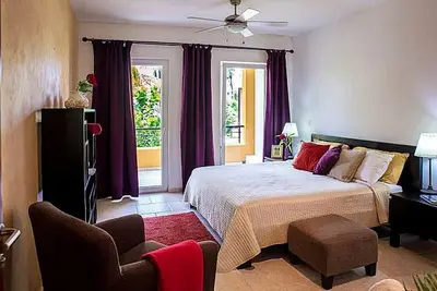 Image de Secured beachfront residence with pool, 2 bedrooms, near shops/ restaurants