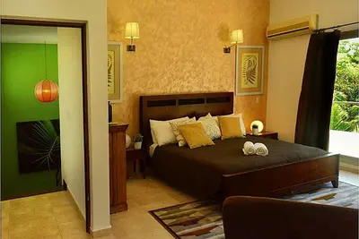 Top-floor penthouse in beachfront residence, pools/Bbq/Internet/Cable Tv/Ac