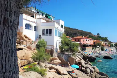Image de \"Sea House\" Directly On The Sea