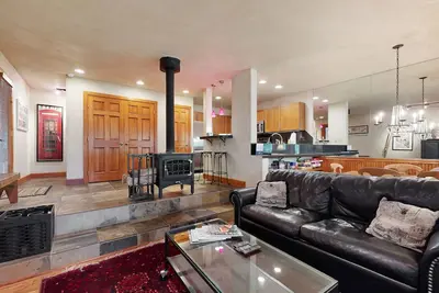 Image de Renovated Creekside Condo w/ Wood Stove & Shared Hot Tub/Pool - Steps to Shuttle