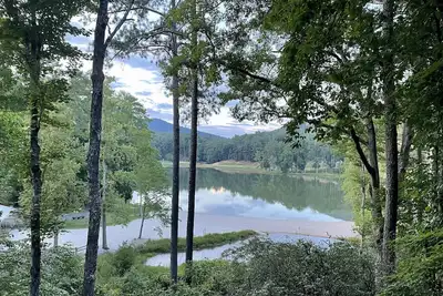 Image de Breathtaking lake views, steps from beach, golf, and clubhouse. Renovated home!